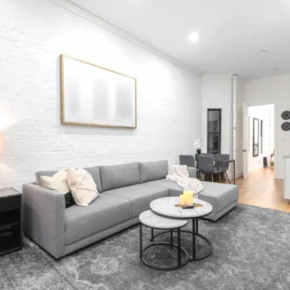 Modern Holiday Apartment with Strategic Location in New York